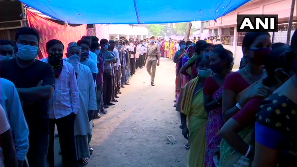 विधानसभा चुनाव: पश्चिम बंगाल में चौथे चरण का मतदान, 5 जिलों की 44 सीटों पर वोटिंग जारी