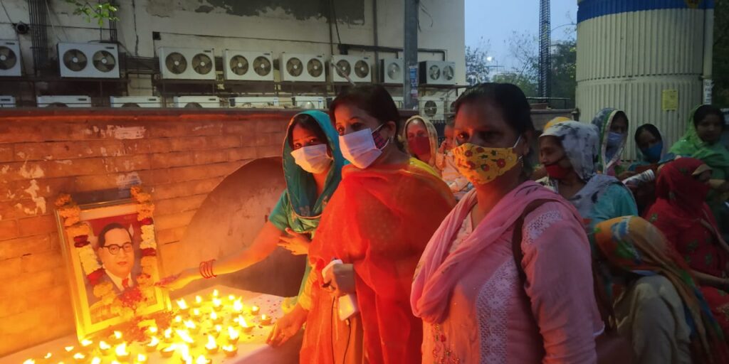 भारत रत्न डॉक्टर भीम राव अम्बेडकर जी की जयन्ती के उपलक्ष्य निगम पार्षद बबीता खन्ना ने प्रीत विहार वार्ड में मनाया दीपोत्सव