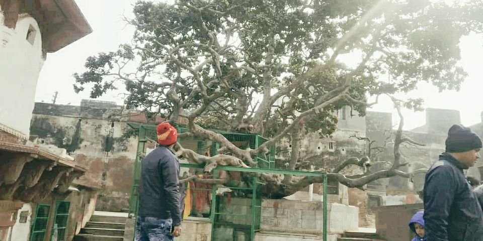 भाव की नगरी बनाम परित्यक्ताओं की नगरी
