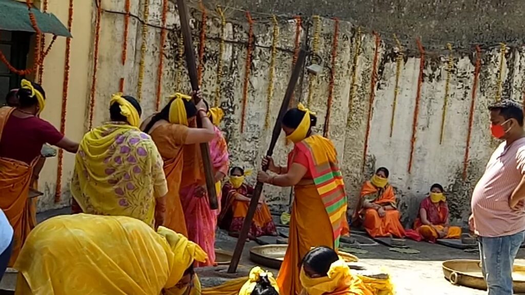 भगवान बद्रीनाथ धाम के अभिषेक के लिए सुहागिनों ने निकाला तिल का तेल Bhumi Vaikuntha - Sesame oil was extracted in the palace of Narendranagar for Lord Badrinath Dham. During this period, Suhagin women