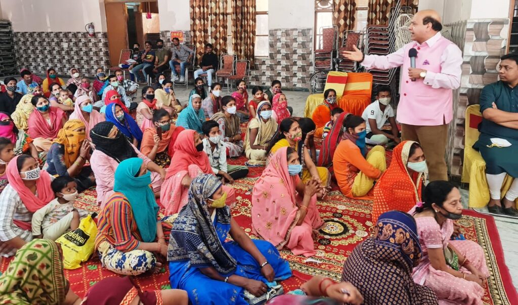 बीजेपी नेता विजय जॉली ने जरूरतमंदों को बांटा राशन During the Corona epidemic, BJP leader Vijay Jolly distributed rations to the needy. Vijay Jolly said that unemployment has increased due