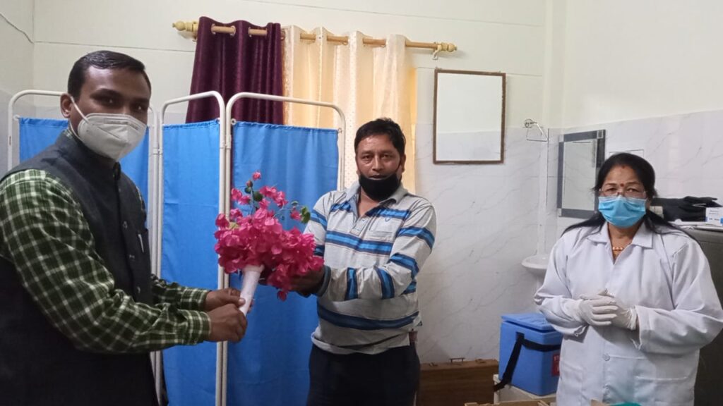 जिलाधिकारी गढ़वाल डा0 विजय कुमार जोगदण्डे ने वैक्सीनेशन टीम को बुके देकर किया सम्मानित District Magistrate Garhwal Dr. Vijay Kumar Jogande reached the Community Health Center Kot in the district as part of his tour