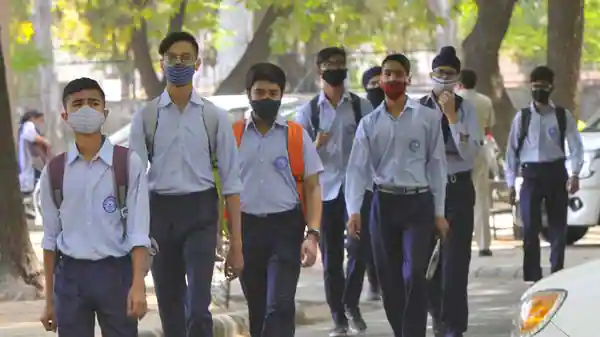 CBSE की 10वीं की परीक्षा रद्द और टाली 12वीं की परीक्षा In view of the increasing corona cases, the CBSE Class 10 examination has been canceled and the Class 12 examination has been postponed.