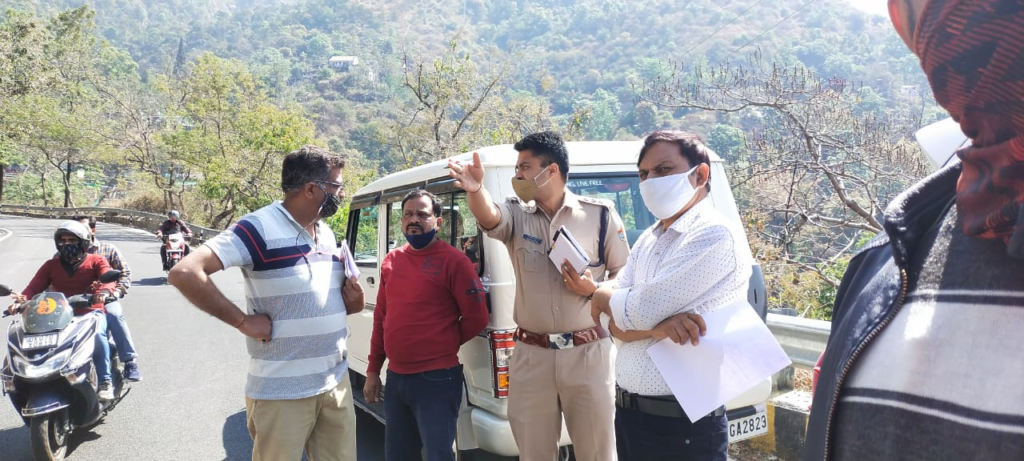 मसूरी-देहरादून मार्ग पर कार दुर्घटना ग्रस्त, 2 की मौत 5 घायल The car near the Mussoorie Dehradun Kolukhet water band went uncontrolled and fell from the upper road to the lower road, in which 2 people died and 5 people were seriously injured.