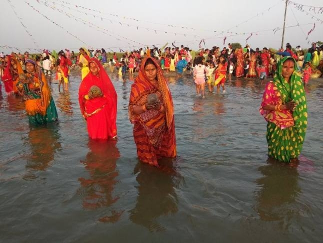 उदयमान सुर्य अर्घ के साथ चैती छठ का हुआ समापन The four-day Chaiti Chhath Puja came to an end with the worship of the rising sun on Monday amid the Corona epidemic. Like last year, this time also, the Chhathvratis made a tank in the house and offered it to Lord Bhaskar.