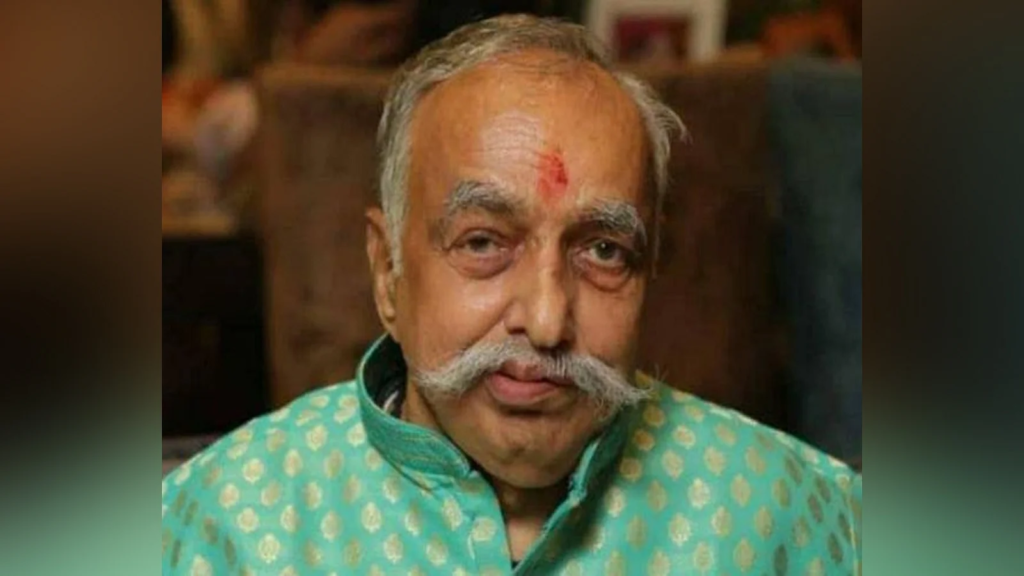 कोरोना संक्रमित पुजारी चंद्र मोहन गुरु का निधन, महाकाल मंदिर के दो अन्य पुजारी अस्पतालों में हैं भर्ती Chandra Mohan Guru, the priest of Ujjain's famous Mahakal temple, died today. Please tell that they were corona infected. Apart from this, two other priests of Mahakal temple are also admitted in hospitals. As soon as the news of the death of priest Chandra Mohan Guru came, the temple and devotees got a big shock.