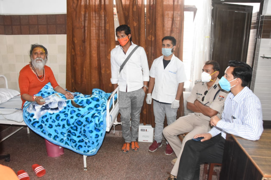 मेला अधिकारी दीपक रावत ने अखाड़ा परिषद के राष्ट्रीय अध्यक्ष श्रीमहन्त नरेन्द्र गिरि जी महाराज से की मुलाकात Mela officer Deepak Rawat met Shri Shrimant Narendra Giri Ji Maharaj, National President of the Akhara Parishad at Anandam Hospital, Prashant Vihar, Jagjitpur on Saturday. He took information about his health from Shrimant Maharani Giri Ji Maharaj and wished for speedy recovery.
