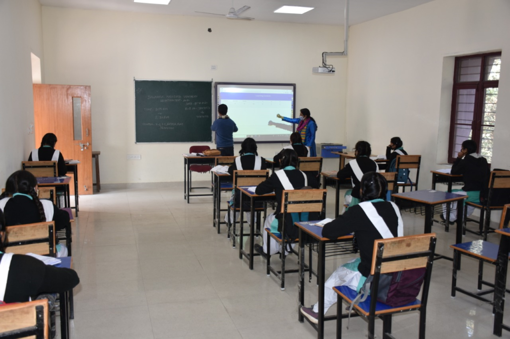 देहरादून स्मार्ट सिटी परियोजना के अन्तर्गत शहर के तीन स्कूलों में स्मार्ट स्कूल के रूप में शुरू हुए क्लासेज Under the Dehradun Smart City Project, three schools in the city have been developed as smart schools. Students have been started studying in these schools through smart classes and interactive boards. These schools are imparting modern education to the students through computer labs. Also, the presence of students and teachers is being taken in these schools through biometric.