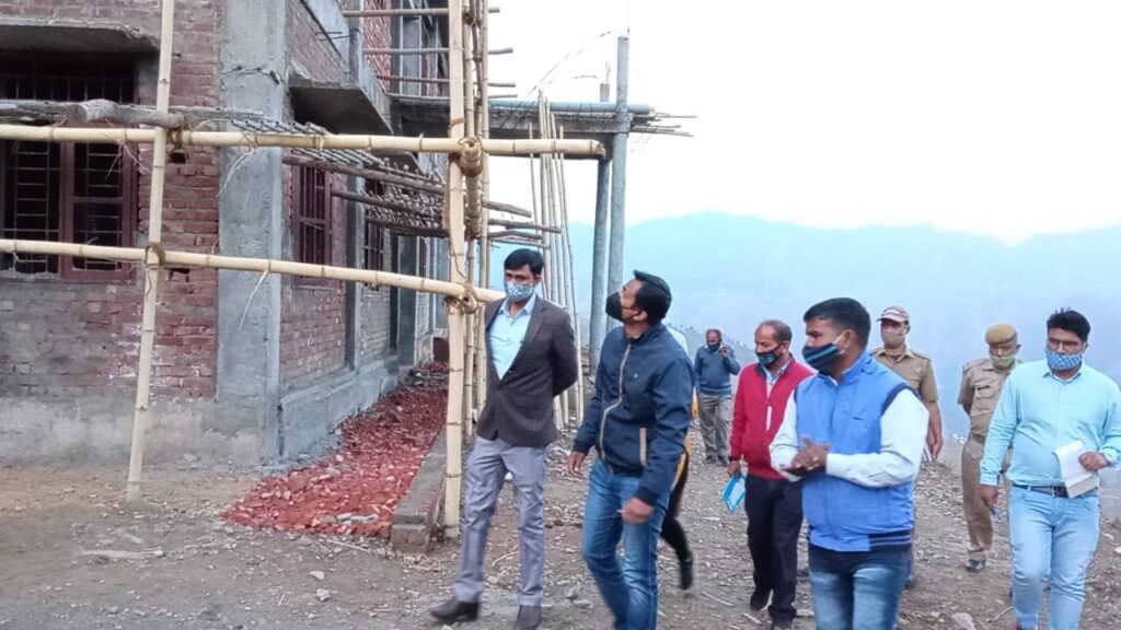 जिलाधिकारी डॉ. विजय कुमार जोगदण्डे ने गुरूवार को विकासखंड पोखडा का किया स्थलीय निरीक्षण District Magistrate Dr. Vijay Kumar Jogande conducted a on-site inspection of the development block Pokhara on Thursday.