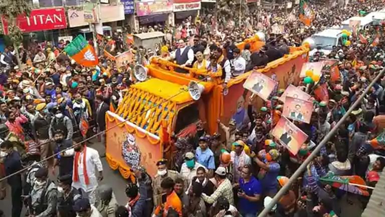चुनाव प्रचार और रैलियों में कोरोना गाइडलाइन की अनदेखी पर हाईकोर्ट ने केंद्र और चुनाव आयोग से मांगा जवाब The petition demanded the Center to issue a guideline to strictly follow its order dated 23 March 2021. Especially in those states and union
