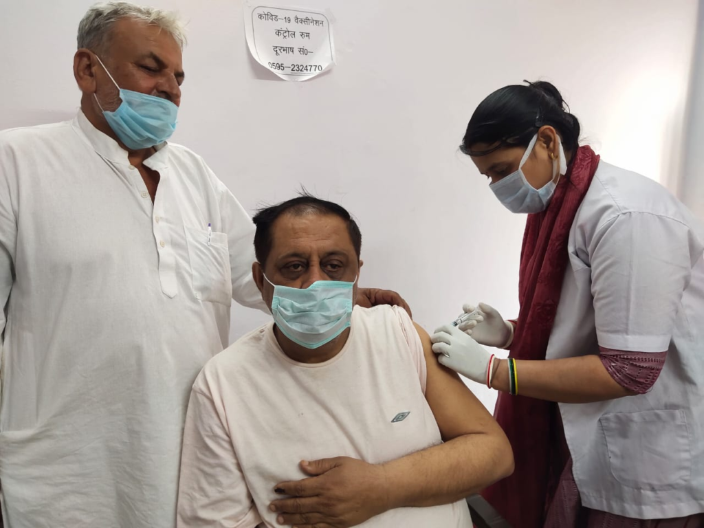 कांग्रेस के पूर्व प्रदेश उपाध्यक्ष मुतीउर्रहमान खां बबलू ने लिया कोरोना का पहला टीका Former Congress state vice president Mutiurrahman Khan Bablu took Corona's first vaccine