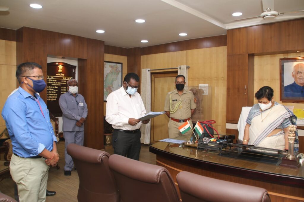 राज्यपाल सुश्री अनुसुईया उइके राजभवन के कर्मचारियों के कोरोना संक्रमित परिजनों के निधन पर दो मिनट मौन रखकर दी श्रद्धांजलि