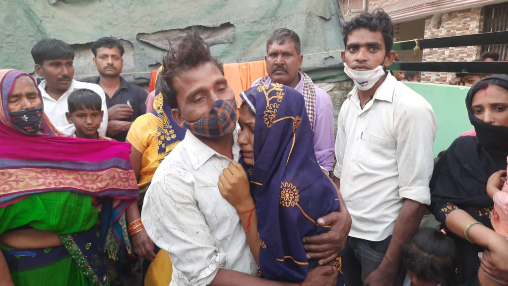 Workers' colony of Jeetpur Negi near Rampur Road in Haldwani was stirred up when a fire broke out due to leakage of domestic gas cylinders in the house of Colony resident Lalta Prasad. Because of which all the contents of the daughter's wedding in the house were burnt to ashes.