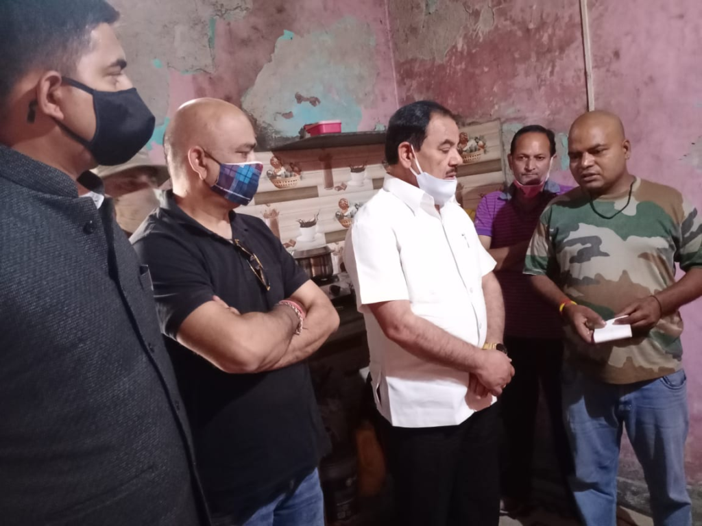 डॉ. हरक सिंह रावत ने गुलदार के हमले में मृतक आकांक्षा के परिजनों को दी सांत्वना State's Forest and Environment Minister Dr. Harak Singh Rawat consoled the family members of the deceased Aakanksha (Mahi) in the attack on Guldar in village Godi Badi in Dugadda block. At the same time, in Shivpur also met the relatives of the deceased woman and tied them up.