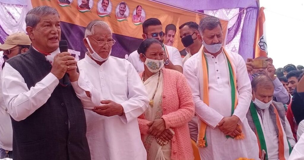 सल्ट की गंगा से पूरे उत्तराखंड में बहेगी विकास की धारा: हरीश रावत Former Chief Minister Harish Rawat, who reached Pokhari after winning the war against Corona, said while addressing the election meeting