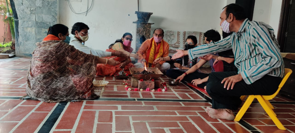 50 वें पृथ्वी दिवस पर घर-घर हुआ हवन, तुलसी के पास दीपक प्रज्वलित कर हुआ आनंद गोष्ठी का महाअभियान On the Earth Day of the organization Anand Seminar, the great campaign was completed enthusiastically by taking resolutions made in every house courtyard with fire, lighting and rangoli. Giving this information, the mentor Shri Govind Malu and the President Smt. Ushma Malu