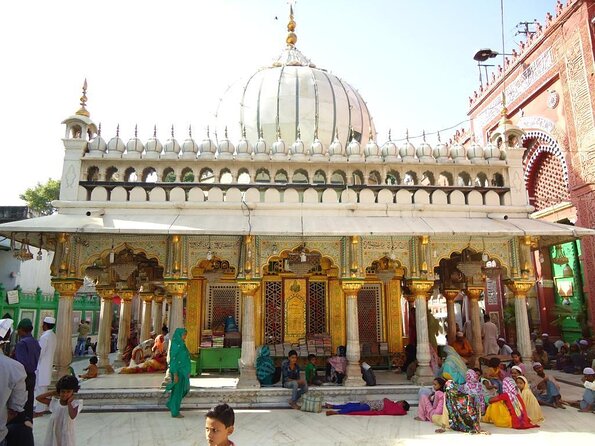 हज़रत निजामुद्दीन दरगाह 30 अप्रैल तक के लिए की गई बंद Hazrat Nizamuddin Auliya Dargah Management has closed the Dargah for zerines till 30 April, in view of the rise of Corona infection in Delhi.