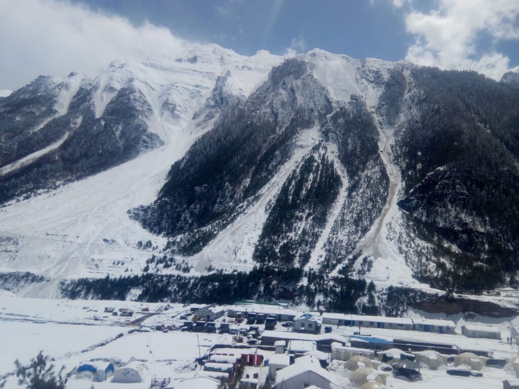 हिमस्खलन: दारमा घाटी में ग्लेशियर गिरने से 400 भेड़ें जिंदा दफन Till now, there were reports of avalanches in the summer season. But now the news of the glacier cracking at the beginning of summer