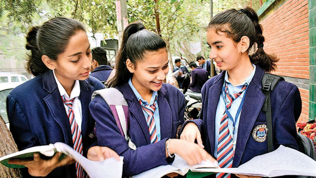 ICSE की 10वीं की बोर्ड परीक्षा रद्द, ऑनलाइन होंगे 12वीं के एग्जाम In view of Corona cases in the country, the ICSE Class 10 board exam has been canceled on the lines of CBSC. Along with this, the online exam of 12th class has been announced. According to the information released by the board, the 12th examination will be conducted later through offline medium only.