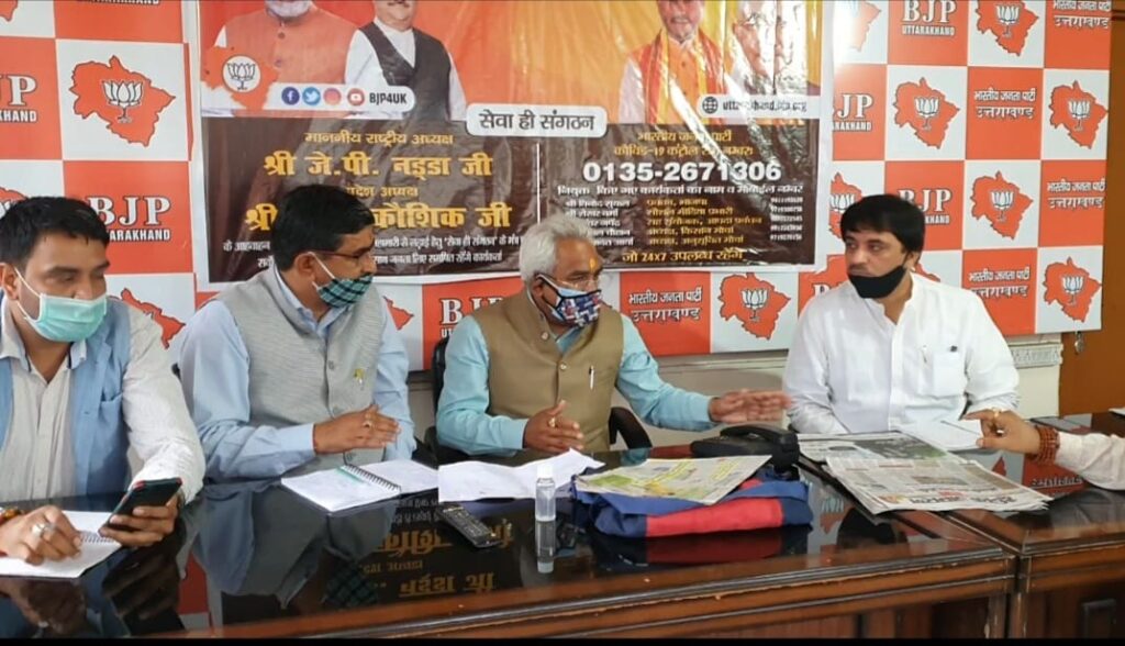 कौशिक ने किया कोविड कंट्रोल रूम का निरीक्षण, कोविड कंट्रोल रूम में दर्ज 150 समास्याओं का निस्तारण BJP state president Mr. Madan Kaushik inspected the Kovid control room set up at the BJP headquarters and reviewed the arrangements.