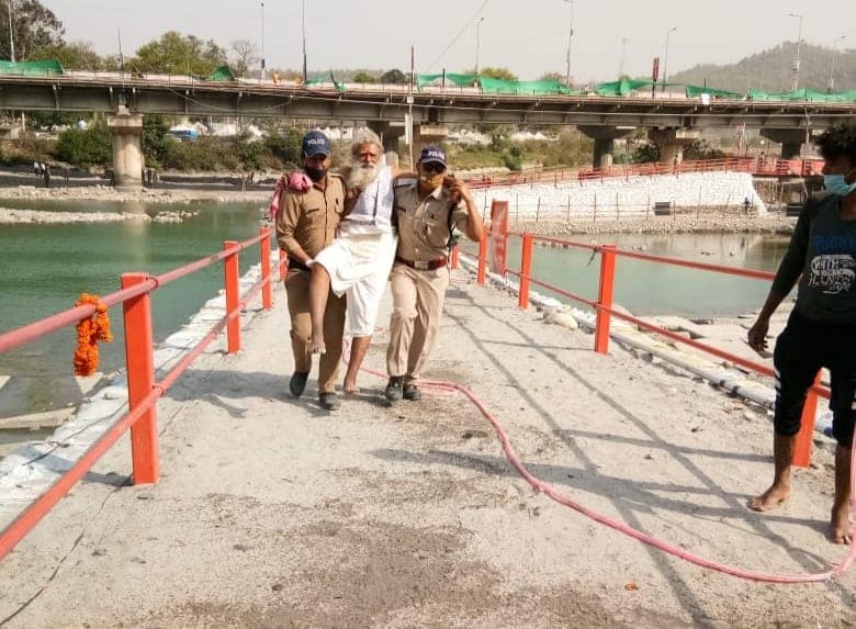 कुम्भ मेला पुलिस ने श्रद्धालुओं को खिलाया खाना, बांटे मास्क बिस्किट और ग्लूकोज पानी, इंस्पेक्टर की हो रही है जमकर तारीफ Human service is the byproduct of spirituality, compassion is the ornament of love, compassion and generosity service.