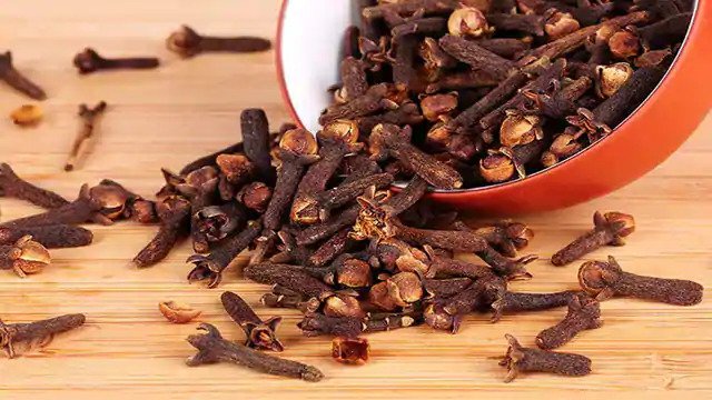 लौंग एक फायदे अनेक, जानें मसालों की रानी के कितने है फायदे Clove is a spice that is used from the kitchen to the pooja. Along with this, it also enhances the taste of food, then clove