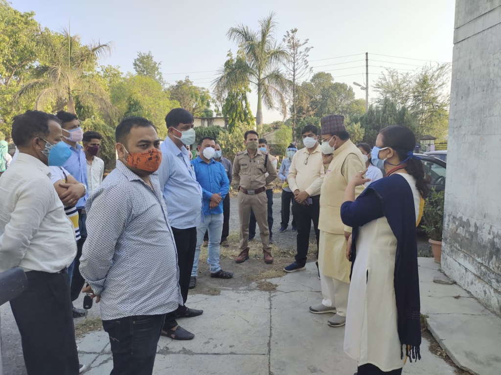 सांसद अजय भट्ट ने लिया कोविड-19 केयर सेंटर की व्यवस्थाओं का जायजा Preparation of arrangements for patients infected with Coronavirus Covid-19, MP Ajay Bhatt from Nainital Udham Singh Nagar Parliamentary constituency today inspected Bagjala Covid-19 Care Center at Motahldu, Motinagar and Gaulapar and required directions to Health Department officials and administration gave instructions.