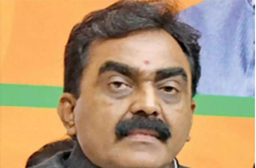 जबलपुर सांसद राकेश सिंह हुए कोरोना पॉजिटिव, दो दिन पहले ली थी कोरोना वैक्सीन की पहली डोज MP Rakesh Singh has also been hit by Corona infection. He administered the first dose of the Corona vaccine two days ago.