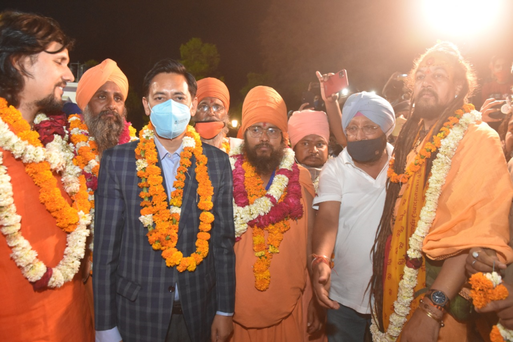 मेलाधिकारी दीपक रावत और पुलिस महानिरीक्षक संजय गुंज्याल ने श्री पंचायती अखाड़ा निर्मल की पेशवाई का किया स्वागत Peshwai of Shri Panchayati Arena Nirmal, Kankhal was taken out on Friday. Magistrate Deepak Rawat, Inspector General of Police Sanjay Gunjyal welcomed the Peshwai at Tulsi Tirahe in late night. He blessed the saints and saints of Shri Panchayati Akhara Nirmal by garlanding them with flowers.