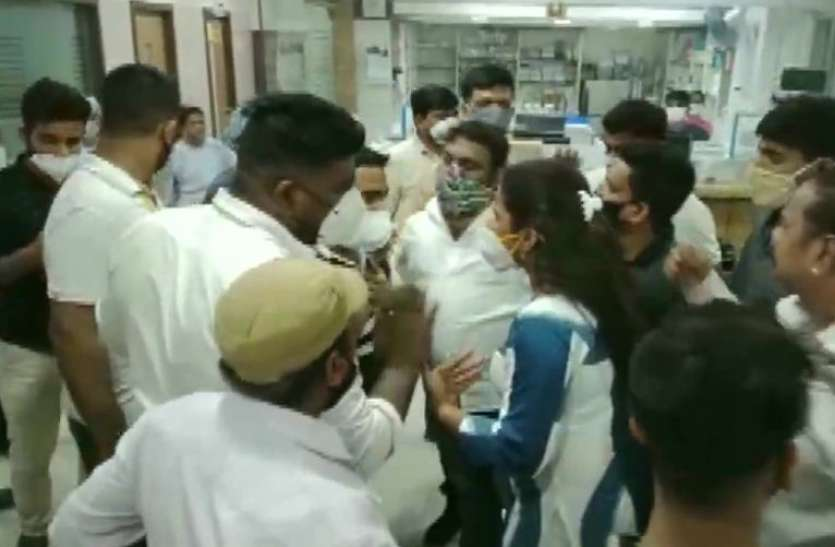 महाराष्ट्र: अस्पतालों में हो रहीऑक्सीजन की कमी, 10 कोरोना मरीजों की गई जान Due to Corona, the number of patients in the country is increasing, but there is a decrease in hospitals and arrangements there. Even due to lack of arrangements, people are losing their lives.