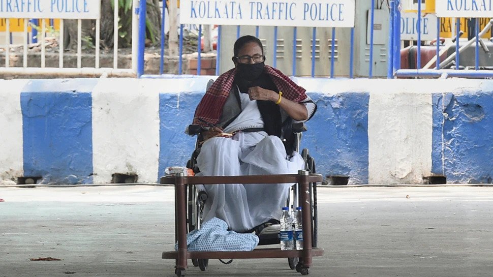 चुनाव आयोग के फैसले से तिलमिलाई ममता बनर्जी, कर रही है धरना प्रदर्शन West Bengal Chief Minister Mamata Banerjee has staged a sit-in near the statue of Mahatma Gandhi in Kolkata on Tuesday afternoon