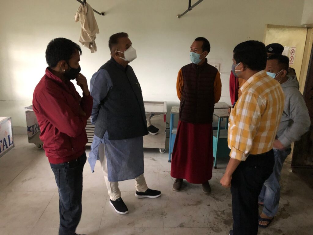 काबीना मंत्री गणेश जोशी ने शाक्या अस्पताल को कोविड केयर सेंटर के रुप में स्थापित करने के लिए किया निरीक्षण Kabina Minister Ganesh Joshi inspected the district level officials to establish Shakya Hospital in Rajpur, Dehradun as a Covid Care Center.