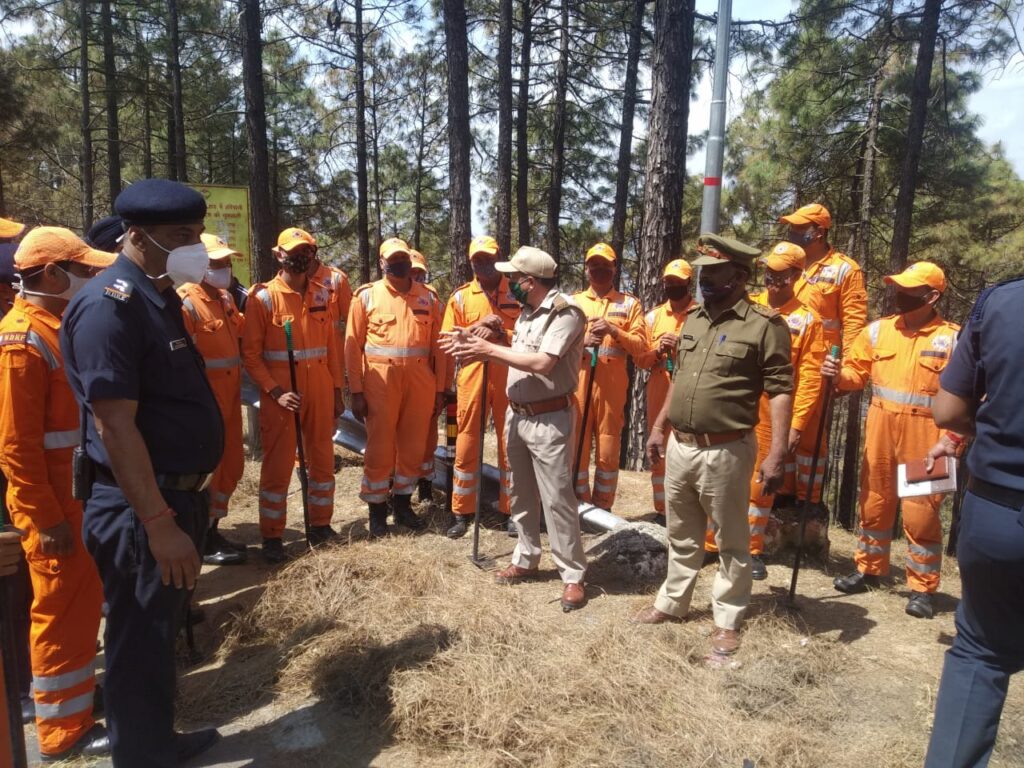 अब एनडीआरएफ की यूनिट करेगी आग बुझाने में सहयोग: टिहरी प्रभागीय वनाधिकारी, डा० कोको रोशो A unit of NDRF has extended a hand to support the Forest Department to get rid of the fire in Tehri Forest Division for several days.