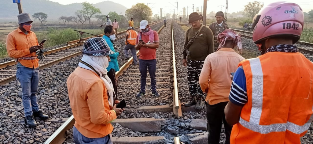 झारखंड में सोनुआ-चक्रधरपुर के बीच रेलवे ट्रैक पर नक्सलियों ने किया हमला Maoists attacked the railway track on the railway track between Sonua-Chakradharpur in Chaibasa in Jharkhand on Sunday night and blew up the track. It is a matter of relief that during this time there was no train passing through and there was no major accident, if any train passed through this track, then it would have been the victim of an accident. The railway track has been restored after an investigation of sabotage.