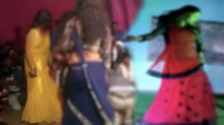 यूपी के बुलन्दशहर में उड़ी सोशल डिस्टेंसिंग की धज्जियां, रामलीला मैदान में चल रही है नुमाइश On the one hand, due to the corona in the country, the public is committing blasphemy, on the other hand, all the rules of the corona are being flouted and all the rules are being blown. One such case is of Ramlila Maidan in Jahangirabad area of Bulandshahr, UP. Where the field is running, in which the rules of Kovid-19 are being flouted openly.