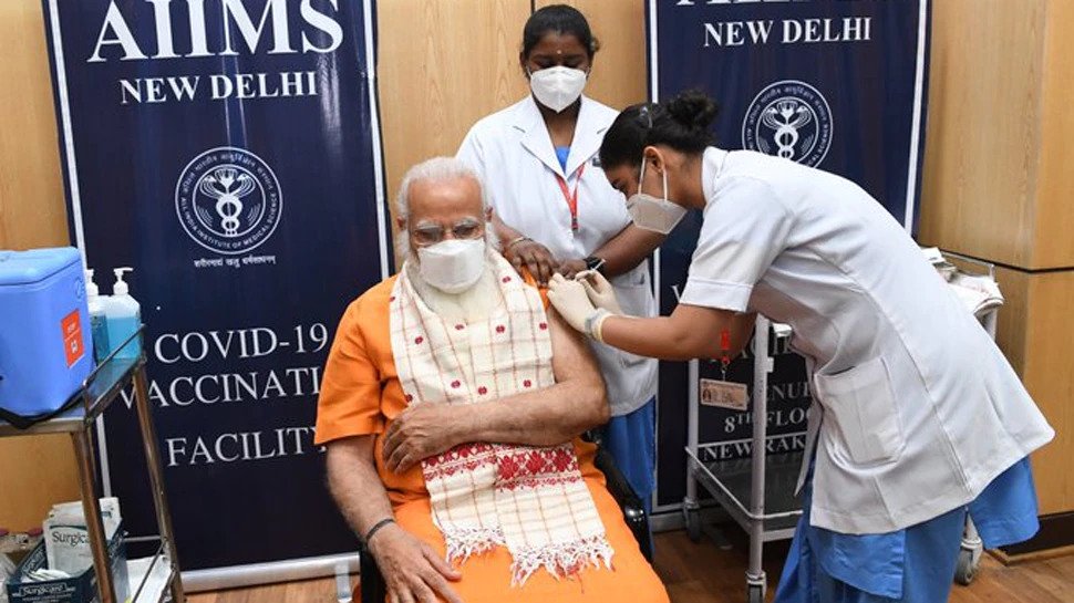 प्रधानमंत्री मोदी ने ली कोरोना वैक्सीन की दूसरी डोज, ट्वीट कर टीका लगवाने के लिए की अपील Prime Minister Narendra Modi has today taken his second dose of Corona vaccine amidst uncontrolled corona infection cases in the country.
