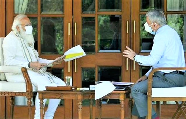 कोरोना से जंग में भी भारतीय सेना देगी साथ, सेवानिवृत्त और वीआरएस लेने वाले सशस्त्र बल वापस करेंगे ड्यूटी Prime Minister Narendra Modi and the Chief of the Military Forces, CDS General Bipin Rawat, reviewed the preparations being made