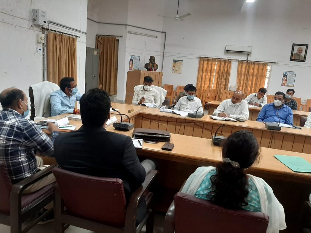 जिलाधिकारी हरिद्वार श्री सी0 रविशंकर ने इंसीडेंट रिस्पाँस टीम के अधिकारियों के साथ मॉक ड्रिल की तैयारियों के सम्बंध में की बैठक