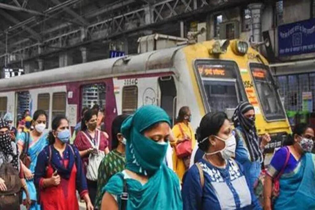 इंडियन रेलवे ने किया ऐलान, रेलवे परिसरों में बिना मास्क के घूमना पड़ेगा मंहगा Indian Railways has taken a big decision in view of the growing Corona cases across the country. Yes, Railways will now levy fines on people