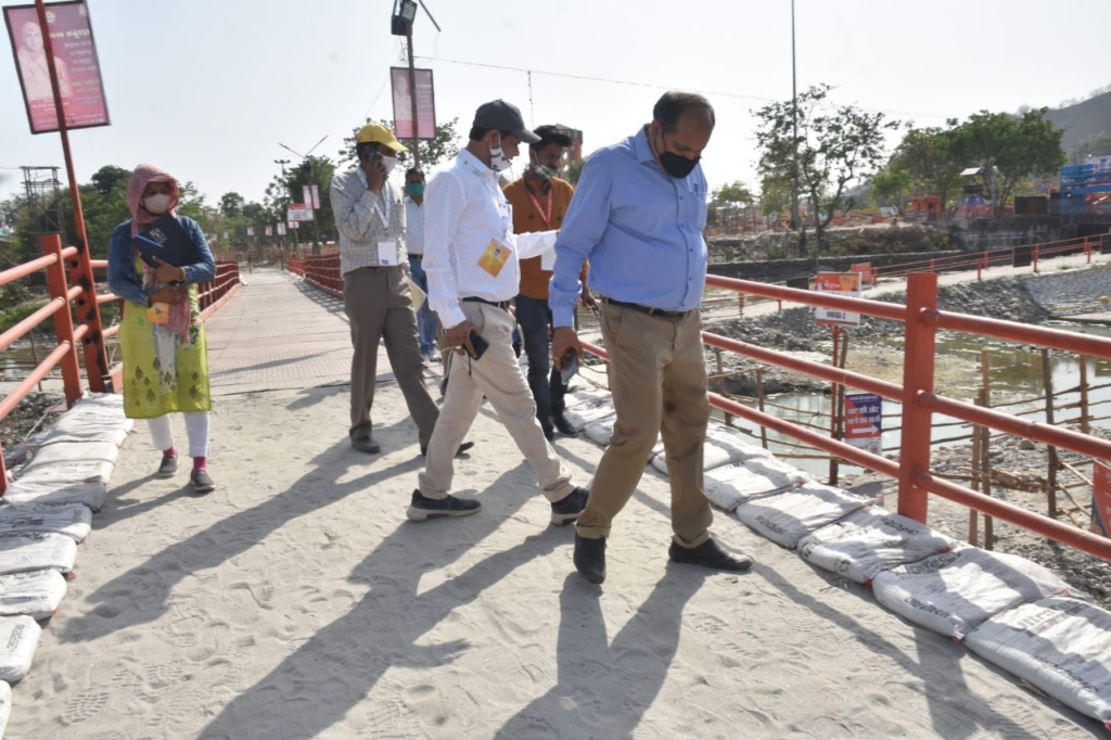 अपर मेलाधिकारी रामजी शरण शर्मा ने पार्किंग और मंदिर परिसर में किया औचक निरीक्षण Additional magistrate Ramji Sharan Sharma conducted a surprise on-site inspection of Dudhadhari parking, Shantikunj, Bharat Mata temple, Dudhibandh parking and Dakshadeep parking on Sunday.
