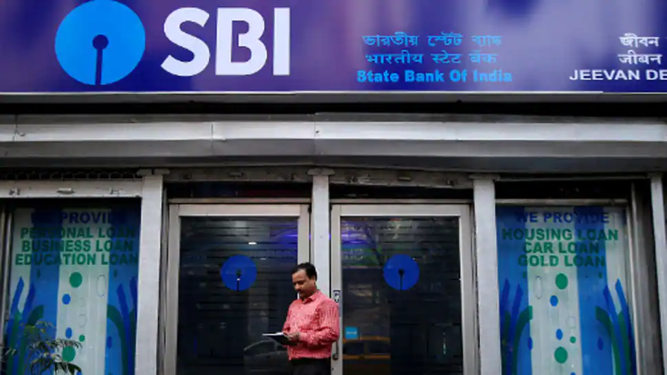 SBI ने अपने ऑनलाइन बैंकिंग कस्टमर्स को जालसाजों से सतर्क रहने की दी चेतावनी State Bank of India has issued an important notice to its customers and has also warned to be vigilant with fraudsters. This notice has been issued regarding fixed deposits. State Bank has said that fraudsters are trying to get personal banking details of customers on the pretext of creating (opening) online fixed deposits (FD) from customers by calling themselves SBI employees.