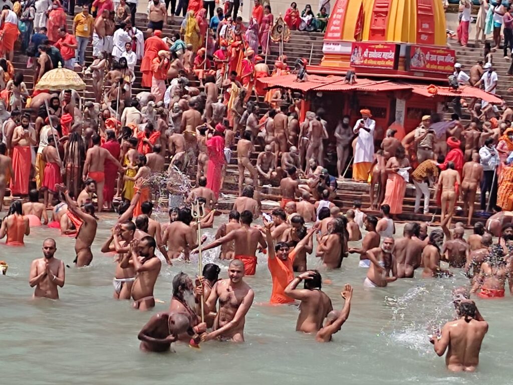 सोमवती अमावस्या के दिन कुंभ के दूसरे शाही स्नान पर हरकी पौड़ी सहित अन्य गंगा घाटों पर श्रद्धालुओं ने लगाई आस्था की डुबकी