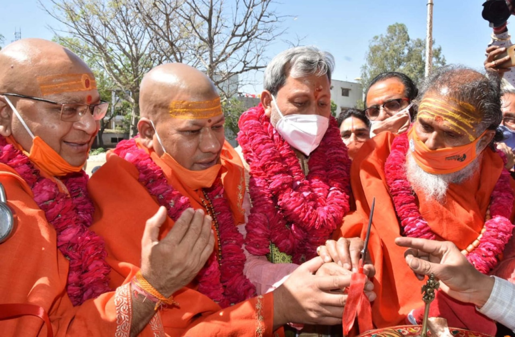 मुख्यमंत्री श्री तीरथ सिंह रावत ने शौर्य दीवार पर पुष्पांजलि अर्पित कर जवानों को किया नमन Chief Minister Shri Tirath Singh Rawat on Friday paid floral tributes at the Shaurya wall at the SMJNPG College and bowed down to the soldiers. After this, the Chief Minister inaugurated the newly constructed building H Block (Smart Class Room) in the college at a cost of Rs 1.5 crore and in twelve thousand square feet.