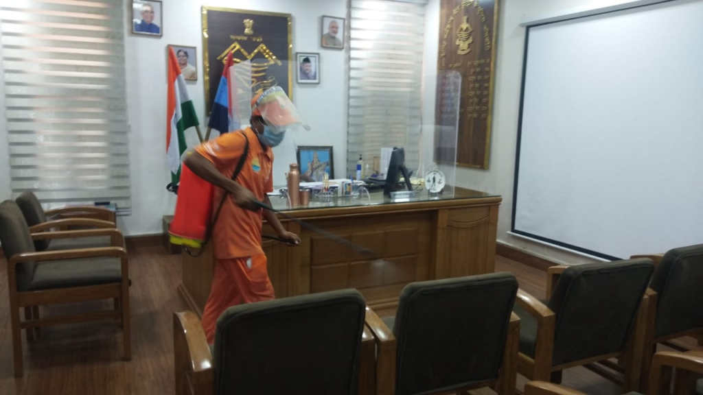 मेला नियंत्रण भवन (सी0सी0आर0) स्थित सभी कार्यालयों को किया गया सेनेटाइज All the offices located at Mela Control Bhawan (CCR) were sanitized on Friday under the direction of Dr. Arjun Singh Sengar Meladhikari (Health) in order of the order of Meladhikari Deepak Rawat.