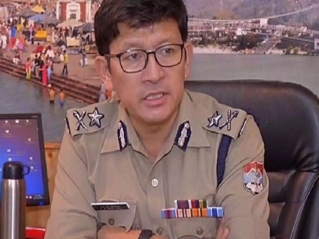 आईजी संजय गुंज्याल ने कुंभ मेले में आने वाले श्रद्धालुओं से की अपील A three-day bathing mahaparva is going to start in Haridwar Mahakumbh for which the city's traffic plan has been implemented. IG Kumbh Mela Sanjay Gunjyal has given some important information while requesting the general public and the people like