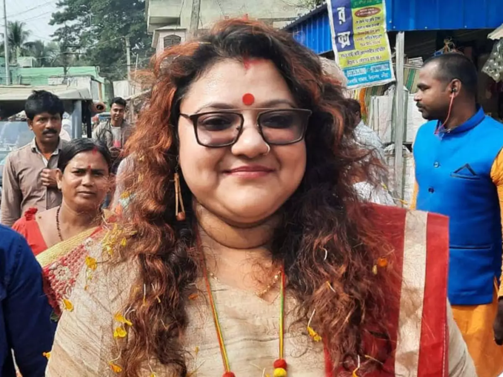 बंगाल चुनाव में हंगामा- TMC उम्मीदवार सुजाता मंडल को लाठी लेकर दौड़ाया, बीजेपी पर लगा आरोप In the third phase of West Bengal assembly elections, there are many reports of violence from different polling stations from different places. On the one hand, BJP candidate Deepak Halladar was attacked in Diamond Harbor, and now in Arambagh, TMC candidate Sujatha Mandal has been accused of running with sticks.