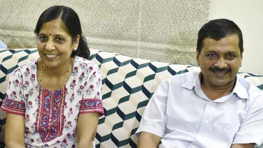 अरविंद केजरीवाल की पत्नी भी कोविड पॉजिटिव, ट्वीट कर दी जानकारी Corona continues to wreak havoc in Delhi, the country's capital. Meanwhile, Sunita Kejriwal, wife of Delhi Chief Minister Arvind Kejriwal