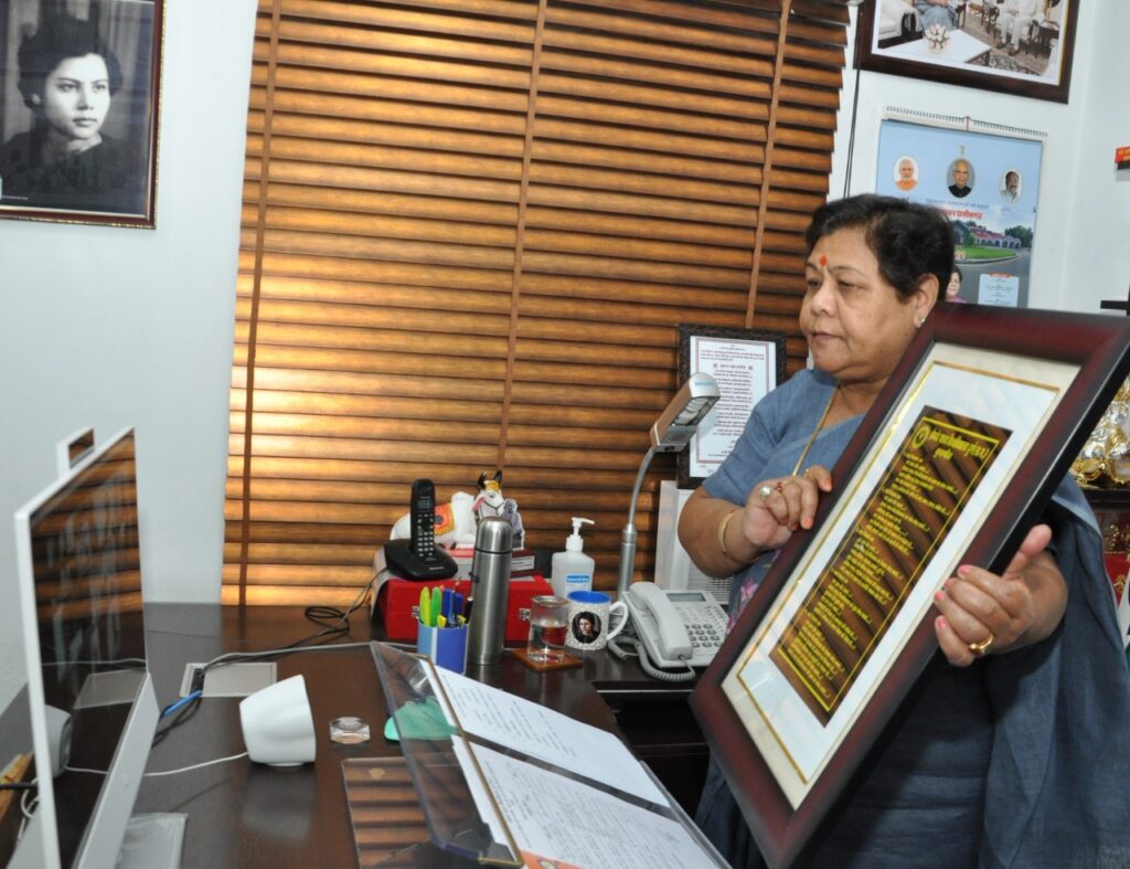 सफलता का कोई शार्टकट नहीं, कठोर परिश्रम करें, सफलता अवश्य मिलेगी: सुश्री उइके There is no shortcut to success. The mantra of success is simply to work hard with honesty. Students who have not received medals, do not