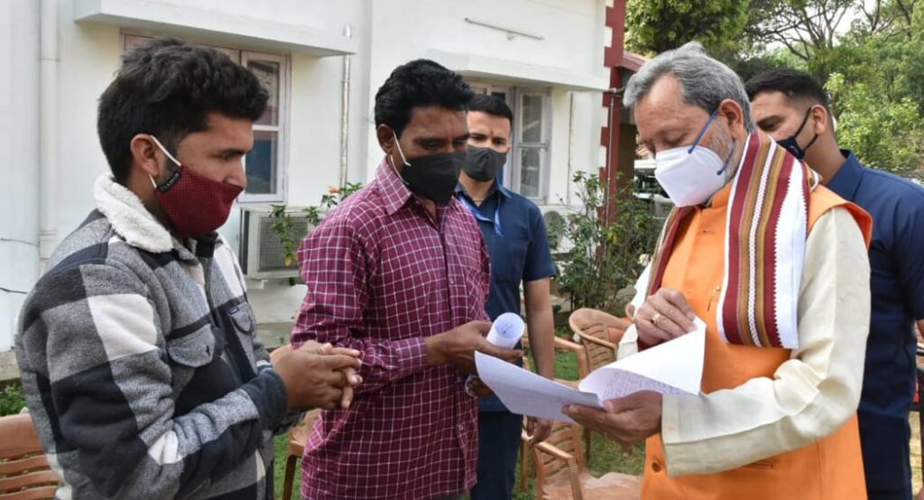 कोरोना रिपोर्ट निगेटिव आने के बाद मुख्यमंत्री श्री तीरथ सिंह रावत ने बीजापुर हाउस में आमजन से की मुलाकात