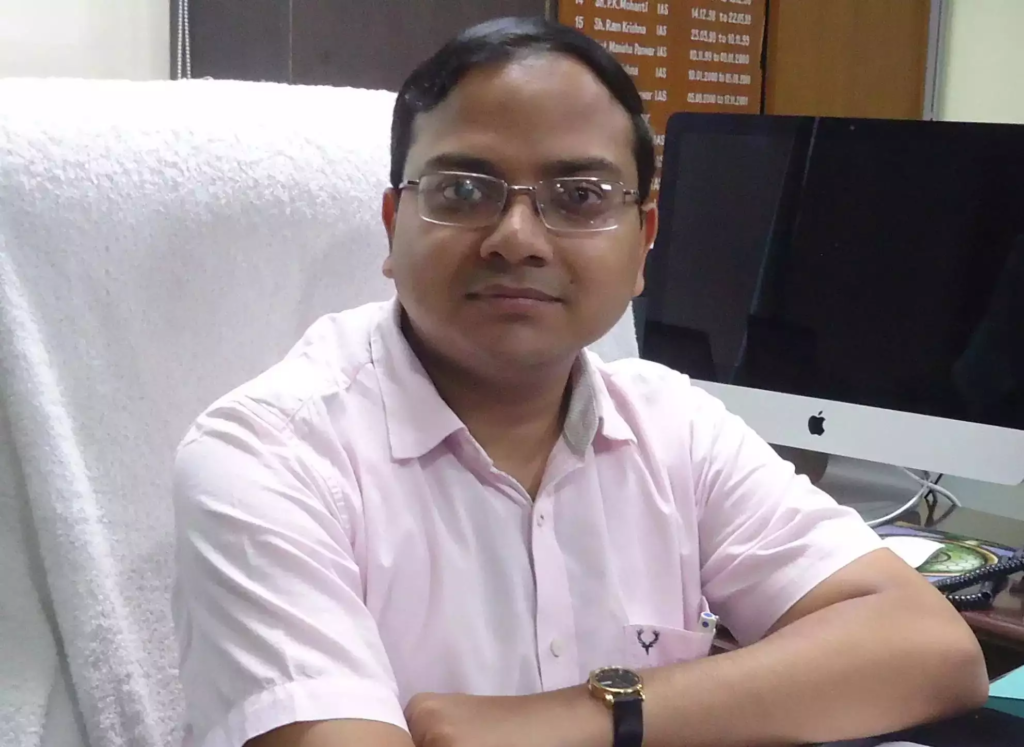 मुख्य चिकित्साधिकारी नें चिकित्सालयों में बेड बढाने, सैम्पलिंग बढ़ाने तथा टीकाकरण कार्यों में तेजी जाने के दिए निर्देश The District Magistrate directed the Chief Medical Officer to increase beds in hospitals, increase sampling and speed up vaccination work.